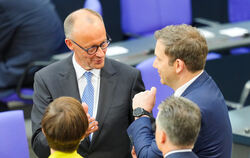 Erleichterung bei Friedrich Merz (CDU) und Lars Klingbeil nach der Kanzlerwahl.