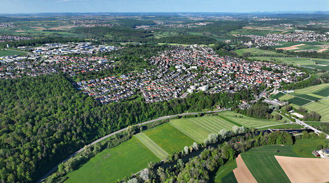 Pliezhausen Luftbild Flächennutzung Flächennutzungsplan Entwicklung Das Luftbild zeigt das Neckartal im Vordergrund und den Hauptort der Gemeinde Pliezhausen am Hang.