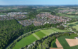 Das Luftbild zeigt das Neckartal im Vordergrund und den Hauptort der Gemeinde Pliezhausen am Hang.