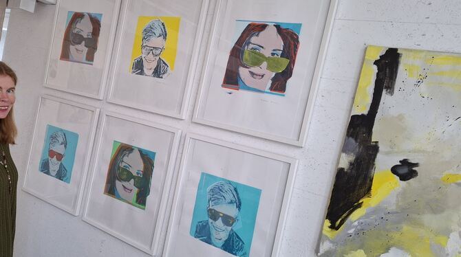Ausstellung Kunst Galerie Sphäre Ehestetten Florence Seel Andy Warhol lässt grüßen: Florence Seel vor ihren Siebdrucken à la Pop-Art.