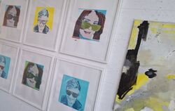 Andy Warhol lässt grüßen: Florence Seel vor ihren Siebdrucken à la Pop-Art.