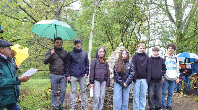 Hans-Peter Engelhart, Michael Hägele, Melina, Marie-Sophie, Simon, Felix und Nicola vor ihrem Bauwerk. Justin und Johannes konnt Hans-Peter Engelhart, Michael Hägele, Melina, Marie-Sophie, Simon, Felix und Nicola vor ihrem Bauwerk. Justin und Johannes konnt