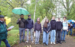 Hans-Peter Engelhart, Michael Hägele, Melina, Marie-Sophie, Simon, Felix und Nicola vor ihrem Bauwerk. Justin und Johannes konnt