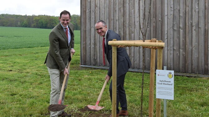 Apfelbaum Wilhelm Herzog von Württemberg und Bürgermeister Bernd Haug pflanzten einen Graf-Eberhard-Apfelbaum auf dem Gelände des Einsiede