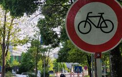Klare Ansage: Für Radfahrer geht es hier in der Bismarckstraße nicht weiter. Autofahrern hingegen wird offenbar zugetraut, die A