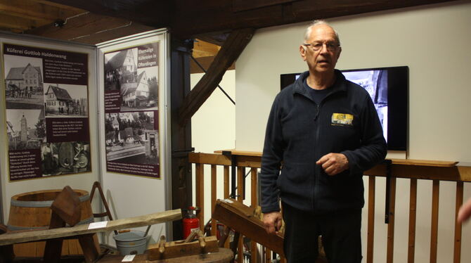 Ausstellung über Küferei, Ofterdingen Werner Gimmel führte durch die Sonderausstellung "Fassgeschichten in der Ofterdinger Museumsscheuer.