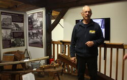 Werner Gimmel führte durch die Sonderausstellung "Fassgeschichten in der Ofterdinger Museumsscheuer.