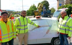Direkt an der Baustelle informierten Frank Bader (von links), Hossein Kafili und Andreas Witzemann über den Fortschritt der Baum