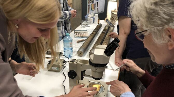 Echaz; Buga 2039; Rathaus; Workshop; Wissenschaft Ella Quante von der Universität Jena untersucht Muschelkrebse und Schnecken in der Echaz.
