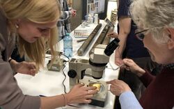  Ella Quante von der Universität Jena untersucht Muschelkrebse und Schnecken in der Echaz.