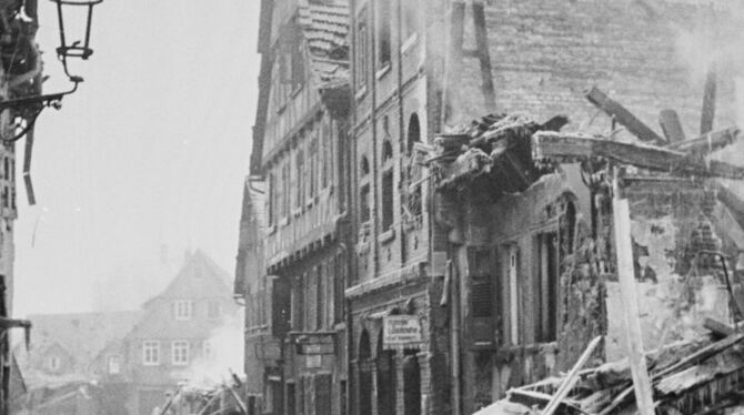 Häuser in der Federnseestraße nach den Luftangriffen.  FOTOS (3): STADTARCHIV REUTLINGEN