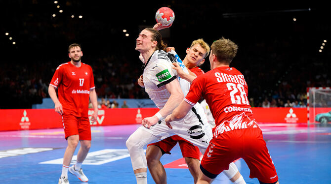 Juri Knorr (mit Ball) sichert dem deutschen Team in der Schluss-Sekunde per Siebenmeter das glückliche Remis. FOTO: WOLF/DPA Juri Knorr (mit Ball) sichert dem deutschen Team in der Schluss-Sekunde per Siebenmeter das glückliche Remis. FOTO: WOLF/DPA