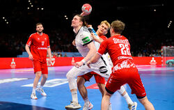 Juri Knorr (mit Ball) sichert dem deutschen Team in der Schluss-Sekunde per Siebenmeter das glückliche Remis.  FOTO: WOLF/DPA