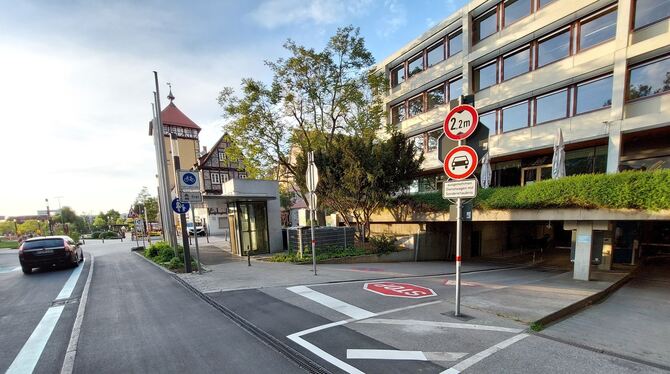 Die Dienstwagen-Einfahrt der Rathaus-Tiefgarage. FOTO: GLITZ Die Dienstwagen-Einfahrt der Rathaus-Tiefgarage. FOTO: GLITZ