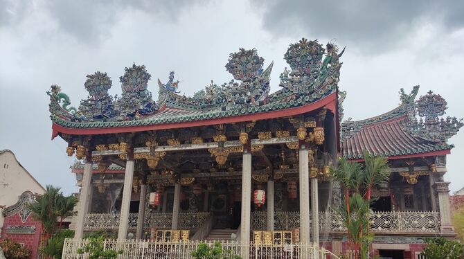 Khoo Kongsi, das üppig gestaltete Clanhaus mit Tempel, symbolisierte den Reichtum umd Einfluss des Clans in George Town. FOTOS: Khoo Kongsi, das üppig gestaltete Clanhaus mit Tempel, symbolisierte den Reichtum umd Einfluss des Clans in George Town. FOTOS: