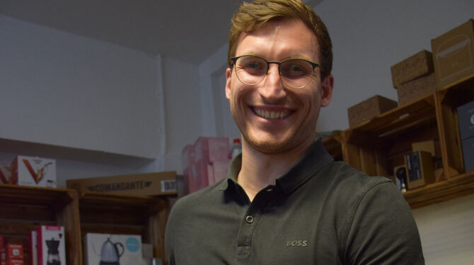 Kursleiter Kursleiter David Galla von den Kirchentellinsfurter Roastbears zaubert in Windesweile ein kleines Kunstwerk auf die Tasse.