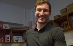 Kursleiter David Galla von den Kirchentellinsfurter Roastbears zaubert in Windesweile ein kleines Kunstwerk auf die Tasse.