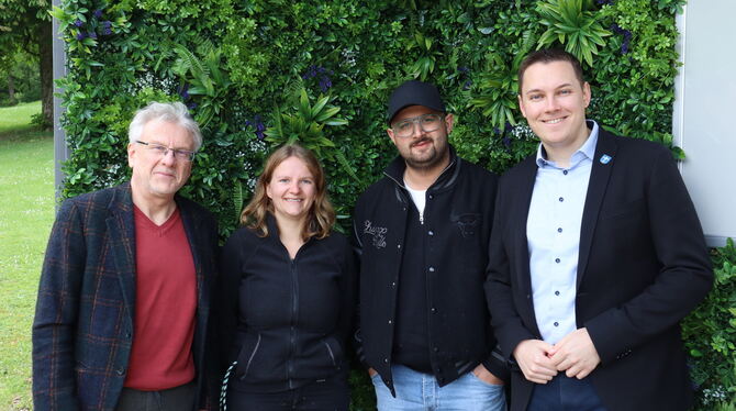 Kiosk, Pächter, Waldfreibad, Freibad, Verpflegung, Essen, Freizeit Eningens Bürgermeister Eric Sindek (rechts) und der kaufmännische Leiter der Gemeindewerke Roland Schwarz (links) begrüßen den n