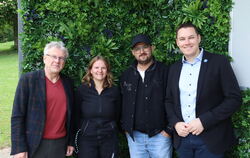 Eningens Bürgermeister Eric Sindek (rechts) und der kaufmännische Leiter der Gemeindewerke Roland Schwarz (links) begrüßen den n
