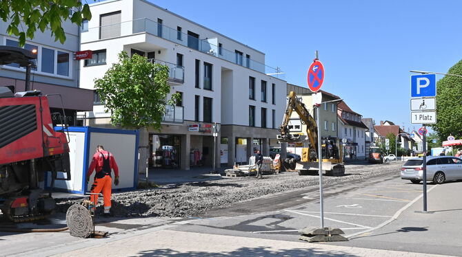 Neue Mitte Bahnhofstraße Bis Sommer 2026 ist die Bahnhofstraße eine Dauerbaustelle. Die Umgestaltung der Stadtmitte mit neuem Belag (im Vordergrund) wird