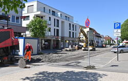 Bis Sommer 2026 ist die Bahnhofstraße eine Dauerbaustelle. Die Umgestaltung der Stadtmitte mit neuem Belag (im Vordergrund) wird