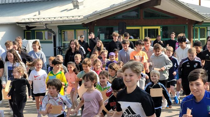 Schüler, Schulkinder, Spendenlauf, Start Viele Kinder und Jugendliche waren mit Feuereifer dabei. So gab es kurz nach dem Start jede Menge fröhliche Gesichter.