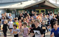 Viele Kinder und Jugendliche waren mit Feuereifer dabei. So gab es kurz nach dem Start jede Menge fröhliche Gesichter.