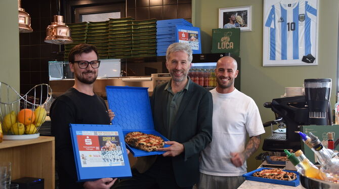 Kay Bock, OB Palmer und Luca Leimgruber In Tübingen gibt es jetzt eine Mehrweg-Pizzabox. Kay Bock, OB Boris Palmer und Luca Leimgruber präsentieren sie hier.