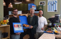 In Tübingen gibt es jetzt eine Mehrweg-Pizzabox. Kay Bock, OB Boris Palmer und Luca Leimgruber präsentieren sie hier.
