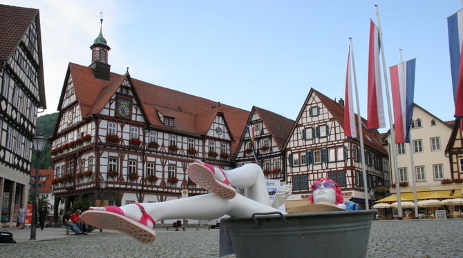 Bad Urach Tourismus Pack die Badwanne aus: Diese Badenixe räkelte sich im Juli 2008 in einer Blech-Badewanne auf dem Uracher Marktplatz. Anlass war