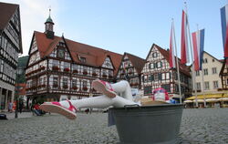 Pack die Badwanne aus: Diese Badenixe räkelte sich im Juli 2008 in einer Blech-Badewanne auf dem Uracher Marktplatz. Anlass war 