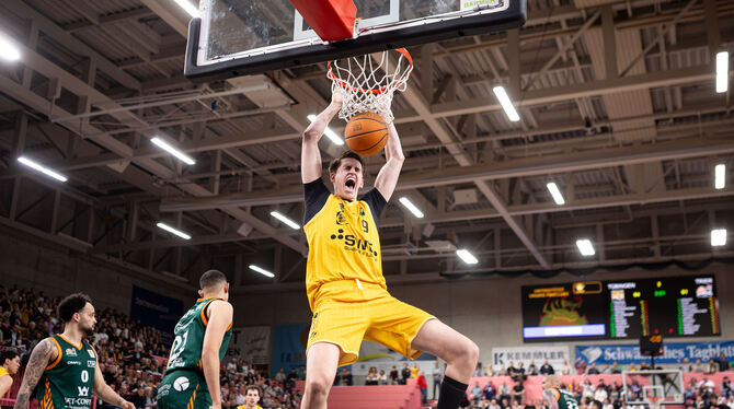 Vincent Neugebauer (Tigers Tuebingen, #09)?GER, Tigers Tuebingen vs. VET-Concept Gladiators Trier, 2. Basketball, Bundesliga, Pr Der Moment, als der Traum von Spiel fünf mehr denn je lebte. Vincent Neugebauer beim Dunk.