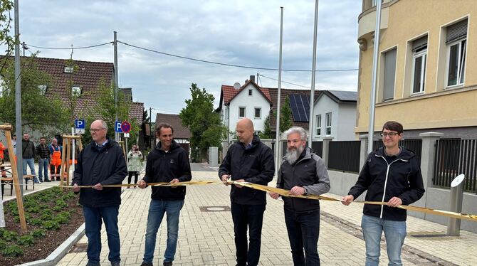 Symbolische Freigabe Eisenbahnstraße Wannweil Symbolische Freigabe der runderneuerten Eisenbahnstraße Nord in Wannweil mit Bürgermeister Christian Majer (Bildmitte) und Ortsb