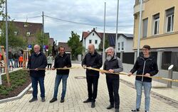 Symbolische Freigabe der runderneuerten Eisenbahnstraße Nord in Wannweil mit Bürgermeister Christian Majer (Bildmitte) und Ortsb