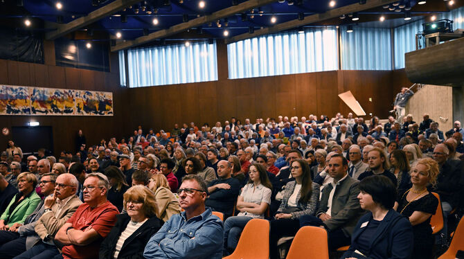 Bürgerempfang Stadthalle Metzingen Kretschmann Die Stadthalle in Metzingen war beim Besuch des Ministerpräsidenten gut gefüllt.