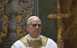  Der neu gewählte Papst Leo XIV. konzelebriert die Messe mit dem Kardinalskollegium in der Sixtinischen Kapelle.