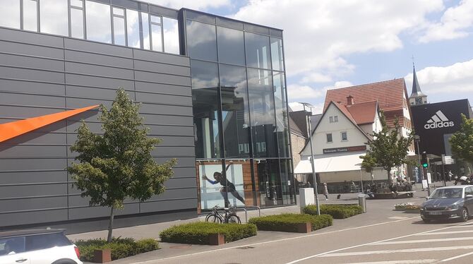 Outletcity Nike Adidas Die Nike- und Adidas-Stores der Outletcity Metzingen am Lindenplatz. Unter anderem hier hat ein Ladendieb sein Unwesen getriebe