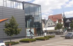 Die Nike- und Adidas-Stores der Outletcity Metzingen am Lindenplatz. Unter anderem hier hat ein Ladendieb  sein Unwesen getriebe