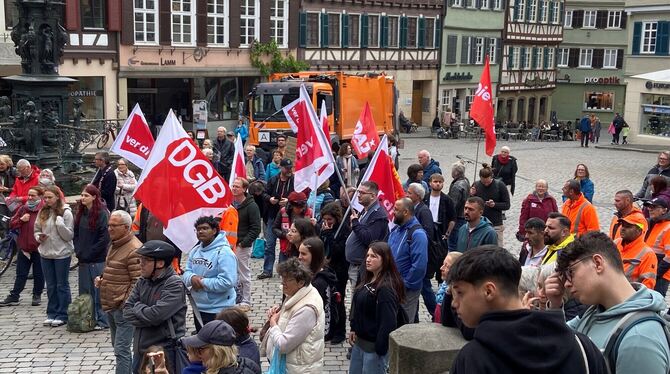 Müllabfuhr Privatisierung Protest Marktplatz Mitglieder des Deutschen Gewerkschaftsbunds DGB, von ver.di und zahlreiche Müllwerker protestieren vor dem Tübinger Rathaus gege