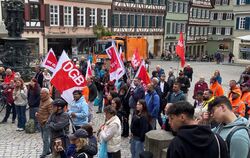 Mitglieder des Deutschen Gewerkschaftsbunds DGB, von ver.di und zahlreiche Müllwerker protestieren vor dem Tübinger Rathaus gege