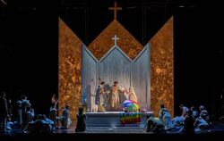 Samuel Levine (Mitte) als Franz von Assisi in Charles Tournemires Oper "Le petit pauvre d'Assise" im Theater Ulm.