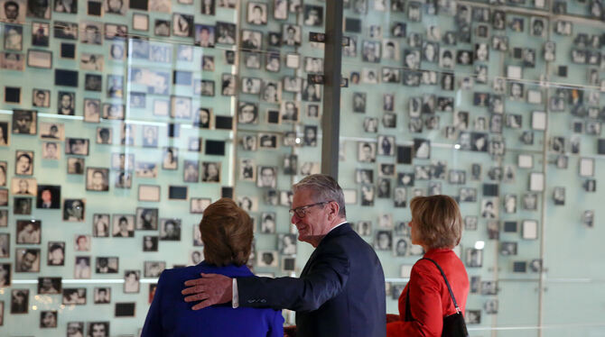 Chiles Präsidentin Michelle Bachelet (links), Bundespräsident Joachim Gauck und seine Lebensgefährtin Daniela Schadt stehen beim Chiles Präsidentin Michelle Bachelet (links), Bundespräsident Joachim Gauck und seine Lebensgefährtin Daniela Schadt stehen beim