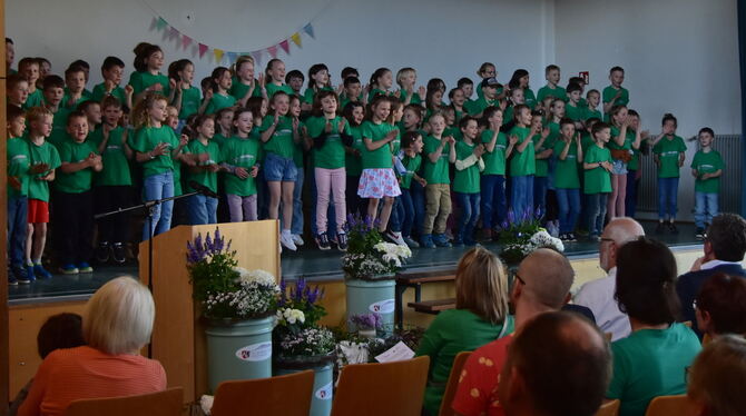 Filsenbergschule Der vereinte Schülerchor der Filsenbergschule eröffnete den Festtag.