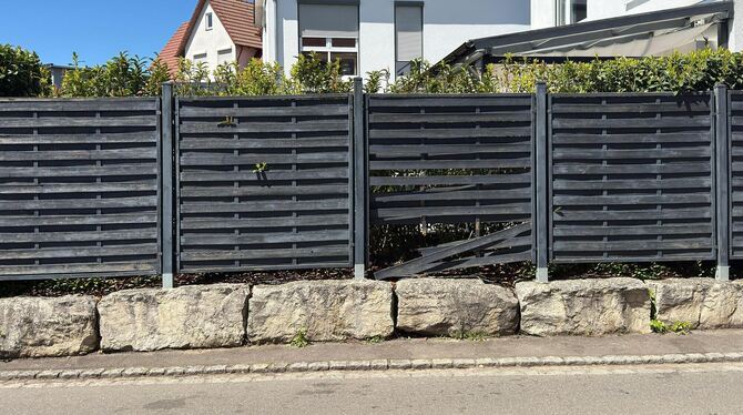 Maifest Wölfe Sickenhausen Erinnert an die Ereignisse der Nacht: Der eingetretene Holz-Zaun des Hauses in der Eichgartenstraße.