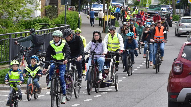 Critical Mass Fahrräder Fahrradfahrer wünschen sich in Mössingen ein besseres Wegenetz.