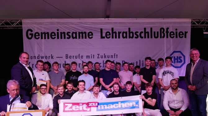 Handwerk Lehrabschlussfeier Stolz präsentierten sich die Neugesellen am Samstag bei der Lehrabschlussfeier des Kreishandwerks, ihre Anstrengungen während de