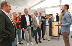 Jede Menge Informationen gab es bei der Messe "Handwerk Energie Zukunft" auch beim Rundgang durch die Messezelte zum Start der H