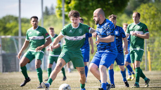 Bezirksliga Alb, TSV Eningen (grün), TSV Hirschau (blau), Nico Zemmer (23), Namik Ilhan (7) Nico Zemmer (am Ball) vom TSV Eningen im Zweikampf mit Namik Ilhan vom TSV Hirschau.