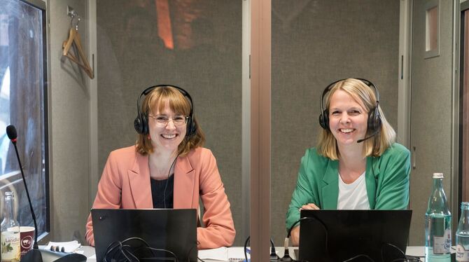 Typische Arbeitssituation: Monika Ott beim simultanen Dolmetschen in einer Kabine. Beruflich benutzt sie Englisch, Schwedisch un Typische Arbeitssituation: Monika Ott beim simultanen Dolmetschen in einer Kabine. Beruflich benutzt sie Englisch, Schwedisch un