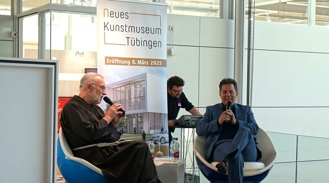Bruder Paulus und Islamkritiker Hamed Al-Samed diskutierten unter höchsten Sicherheitsvorkehrungen. FOTO: STRAUB Bruder Paulus und Islamkritiker Hamed Al-Samed diskutierten unter höchsten Sicherheitsvorkehrungen. FOTO: STRAUB